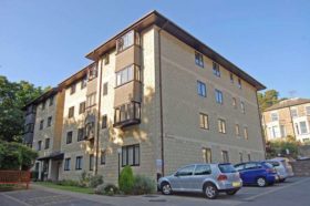 2 bedroom Flat for s...